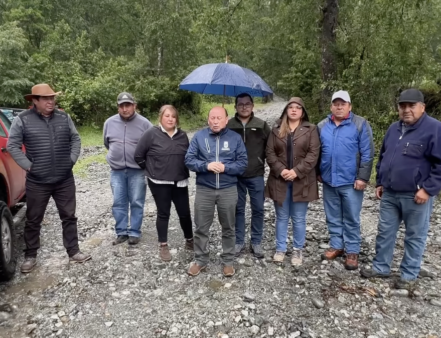 Municipio gestiona soluciones urgentes con Dirección de Vialidad para camino afectado por aluvión en Liquiñe Alto